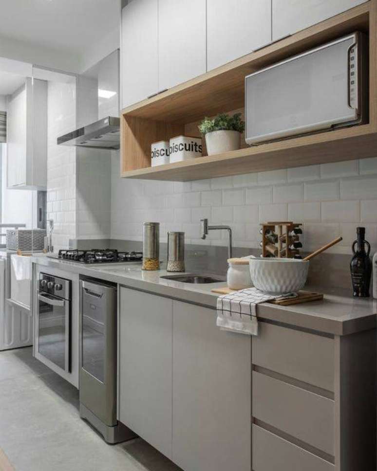 48. A cozinha cinza é delicada, mas pode ter muito destaque a depender dos elementos. Foto: Tua Casa