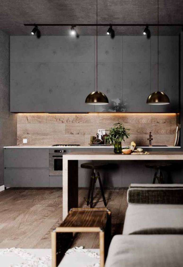 32. Este cozinha cinza ganha um contraste com a parede revestida em madeira. Foto: Ideias Decor
