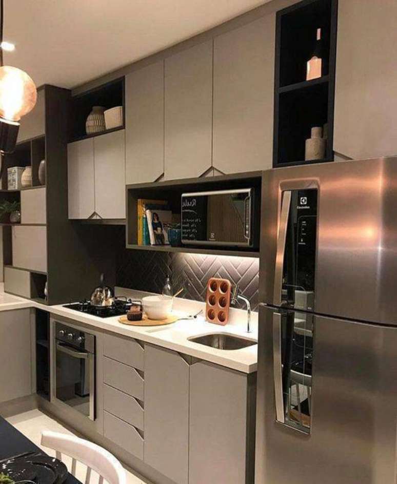 39. A cozinha cinza com bancada branca é muito delicada. Foto: Instagram