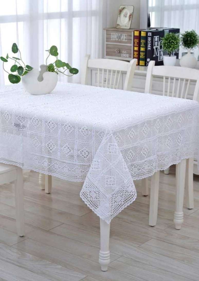 5. Decoração clean com toalha de mesa de crochê quadrada