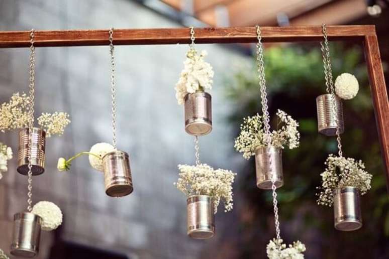 55. Decore a festa de casamento com latas decoradas. Fonte: Pinterest