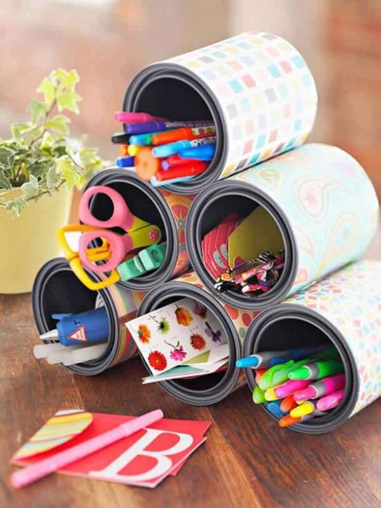1. As latas decoradas auxiliam na organização do cômodo. Fonte: Pinterest