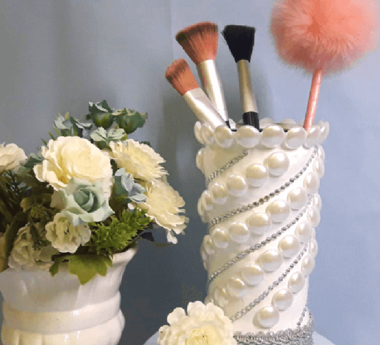 60. Invista em latas decoradas com p&eacute;rolas. Fonte: Valdirene Oliveira