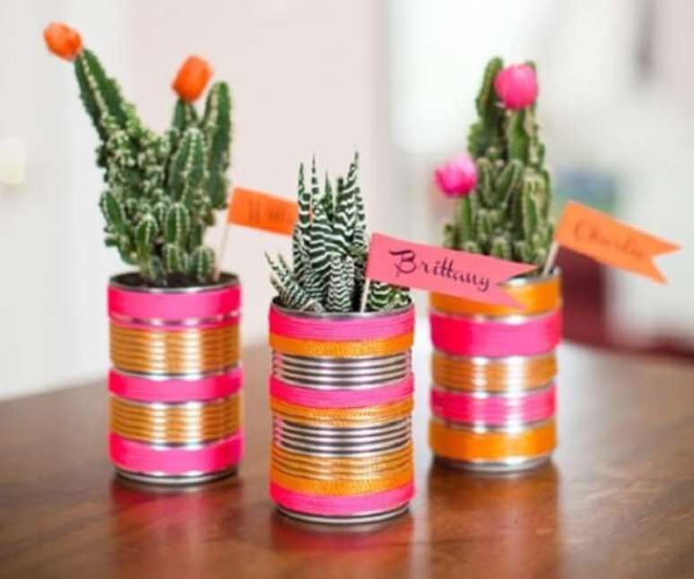 62. As latas decoradas podem servir de lembrancinha. Fonte: Revista Artesanato