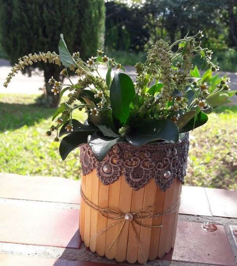 65. Latas decoradas com palitos de sorvete e tecido de renda. Fonte: Pinterest