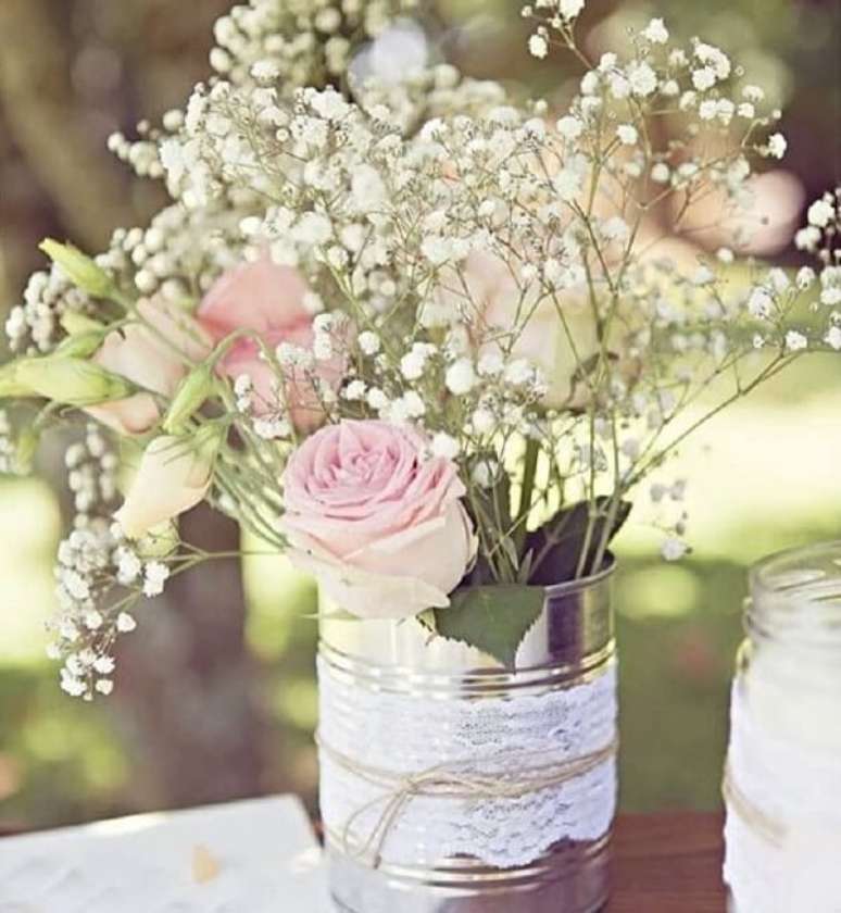 66. Latas decoradas com tecido de renda e corda de sisal. Fonte: Pinterest
