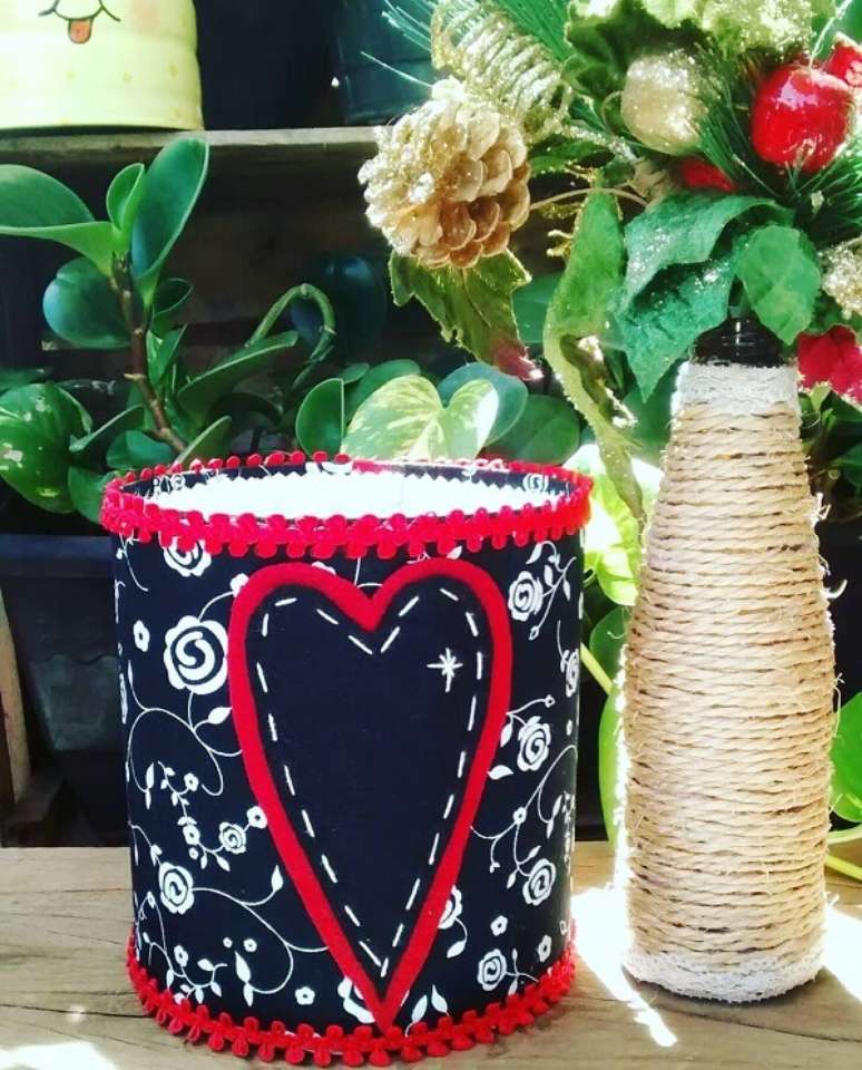 67. Decore a casa com latas decoradas. Fonte: Blog da Sofia