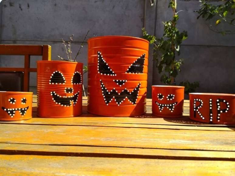 71. Latas decoradas para festa de Halloween. Fonte: Dicas de Mulher