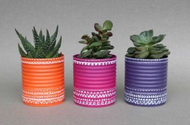 9. Latas decoradas coloridas são ótimos vasinhos para suculentas. Fonte: Pinterest