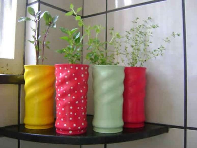 35. Vasos para temperos feitos de lata de Nescau decorada. Fonte: Pinterest