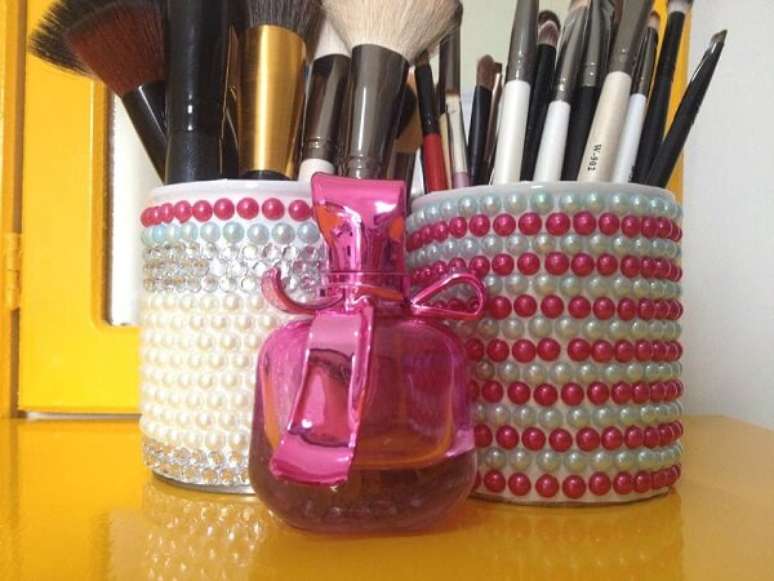43. As Latas decoradas servem colocar acess&oacute;rios para maquiagem. Fonte: Pinterest