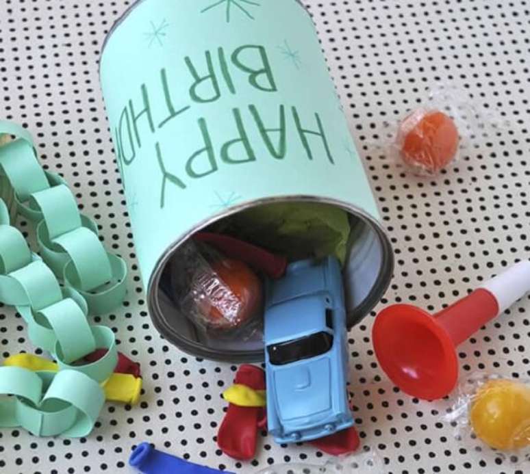 38. Lata de leite condensado decorada para lembrancinha de anivers&aacute;rios. Fonte: Pinterest