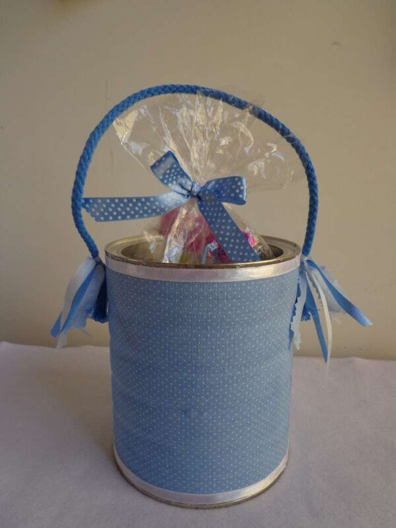 13. As Latas decoradas podem ser feitas com tecido azul. Fonte: Pinterest