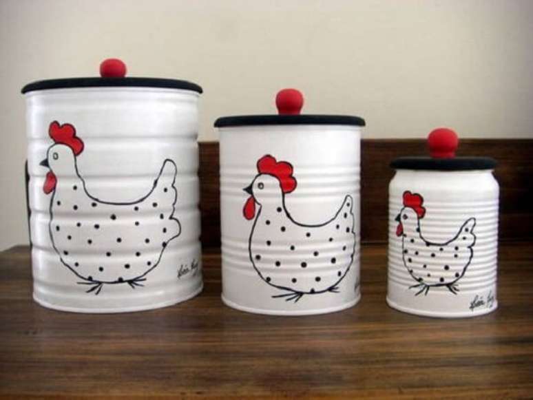 25. Jogo de latas decoradas com pintura branca e desenho de galinha. Fonte: Pinterest