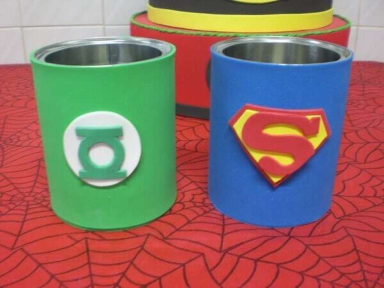 5. Latas decoradas com Eva com tema de super-her&oacute;is. Fonte: Pinterest