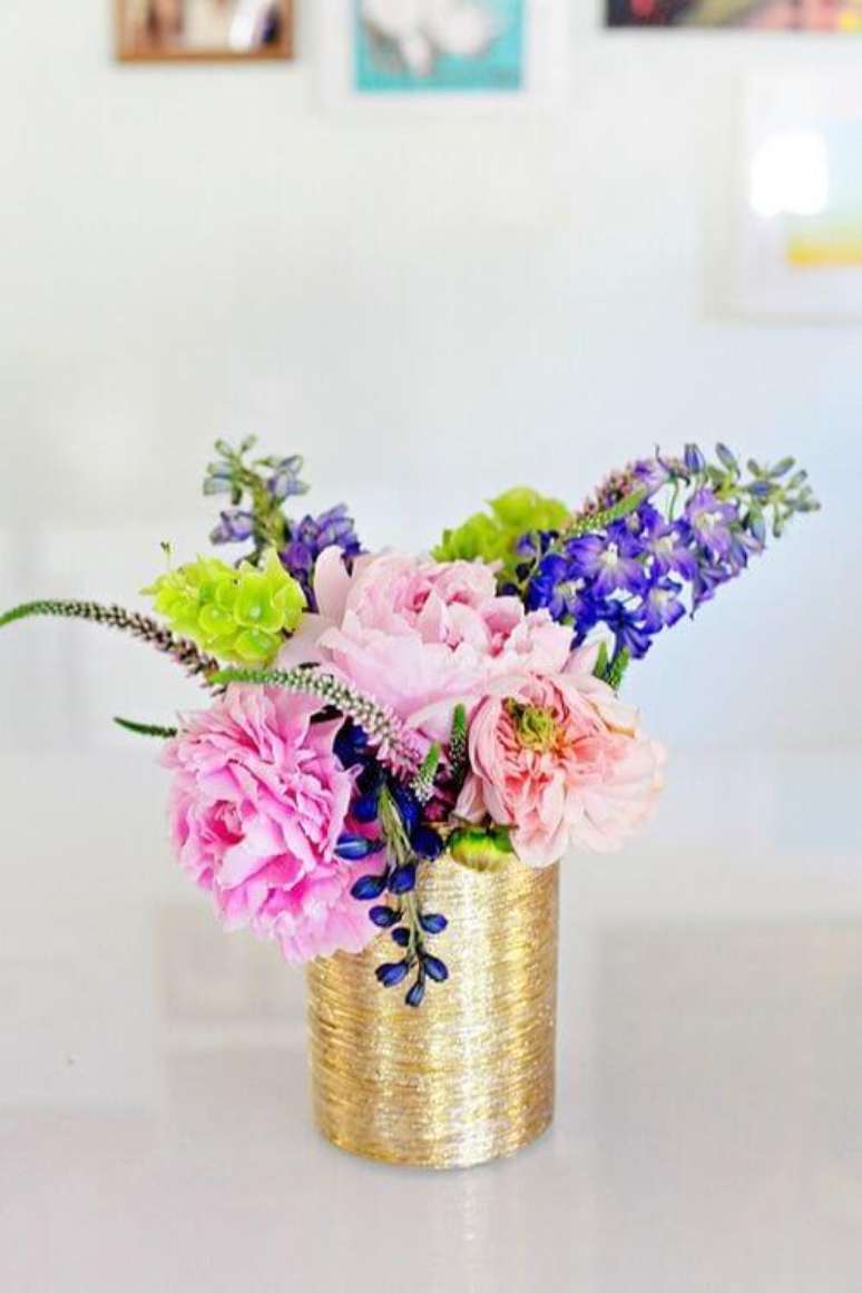 16. Vaso dourado feito com latas decoradas de leite condensado. Fonte: Pinterest