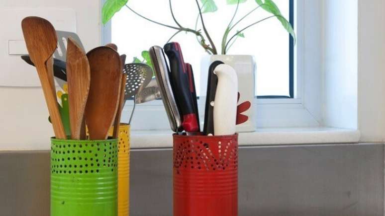 17. Porta utensílios de cozinha feitos com latas decoradas. Fonte: Pinterest