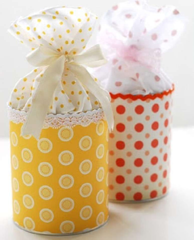 19. Lembrancinhas feitas com latas decoradas em tecido. Fonte: Pinterest