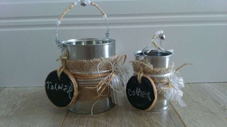 22. Latas decoradas com tecido cru. Fonte: Pinterest