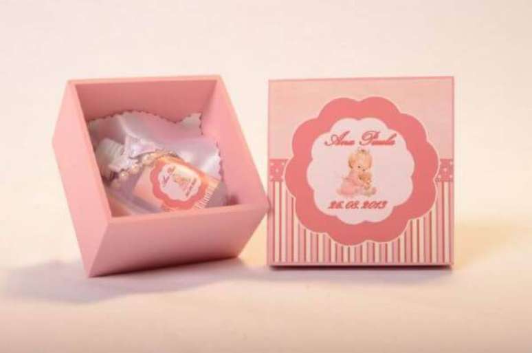 32. Lembrancinha de batizado com caixa personalizada &ndash; Via: Pinterest