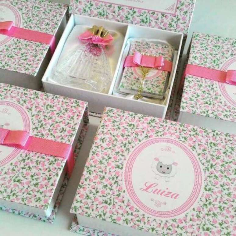 37. Lembrancinha de batizado com estampa floral na caixa &ndash; Por: Danilele Moraes Lembran&ccedil;as