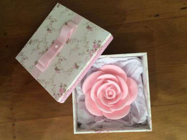 41. Lembrancinha de batizado com sabonete artesanato em formato de rosa &ndash; Foto-elo7