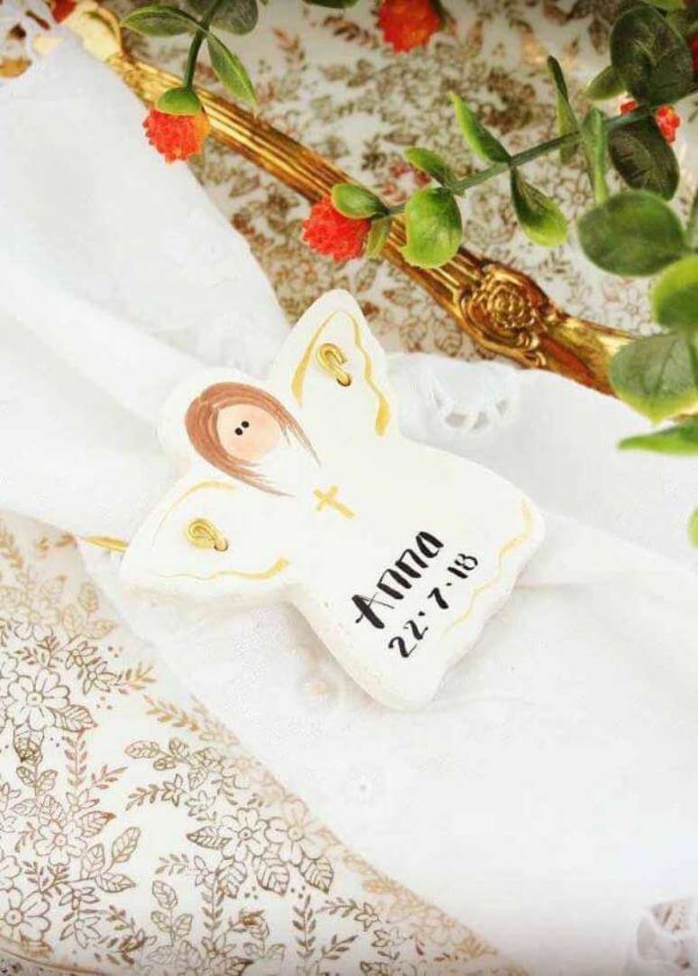 42. Lembrancinha de batizado na mesa posta &ndash; Foto: Decor F&aacute;cil