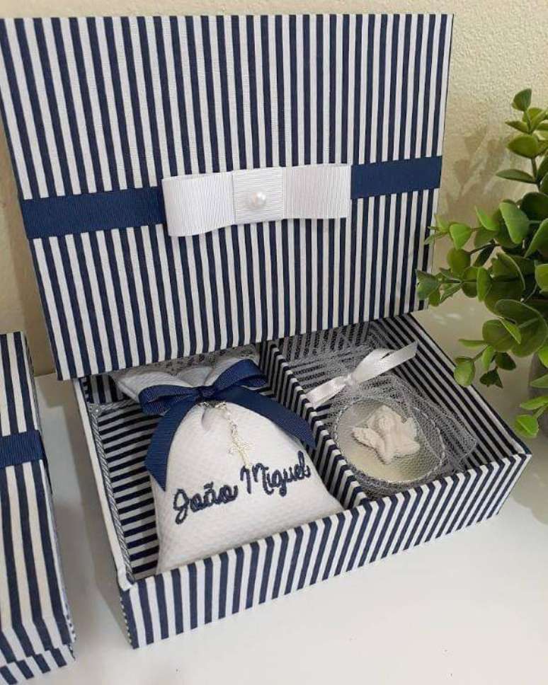 48. Lembrancinha de batizado com balas e mini ter&ccedil;o &ndash; Via: Ess&ecirc;ncia e Mimos