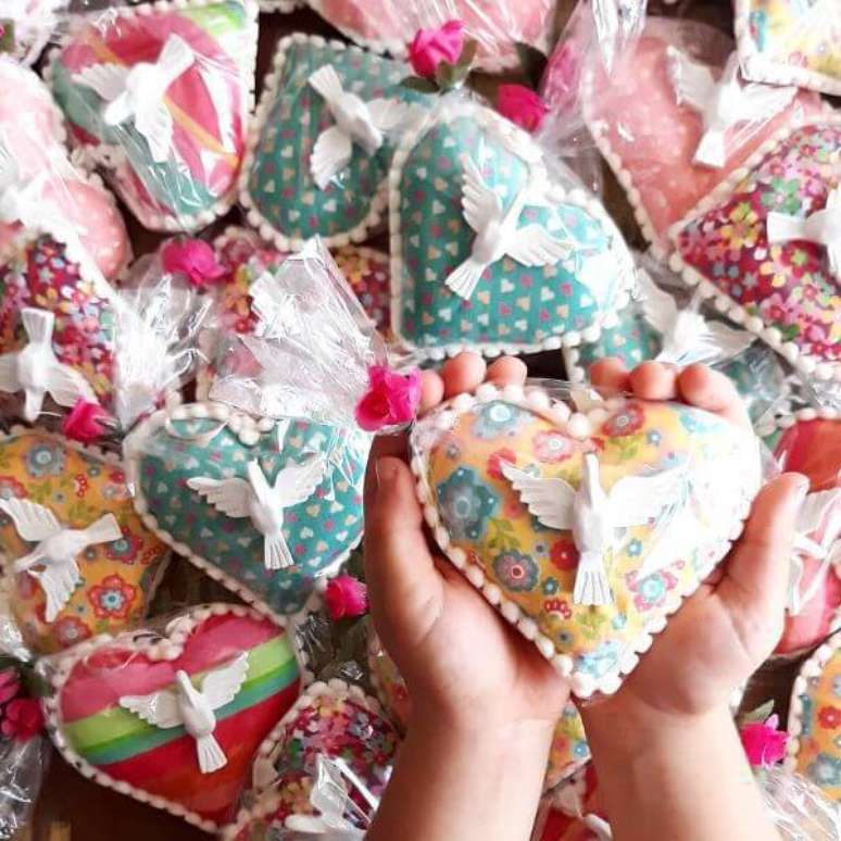 56. Lembrancinha para batizado colorido para surpreender os convidados &ndash; Via: Ju Padilha