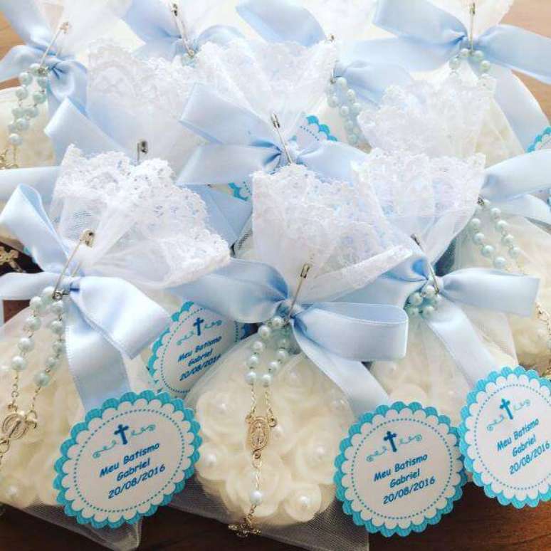 57. Lembrancinha de batizado menino com detalhes lindos &ndash; Via: Mercado Livre