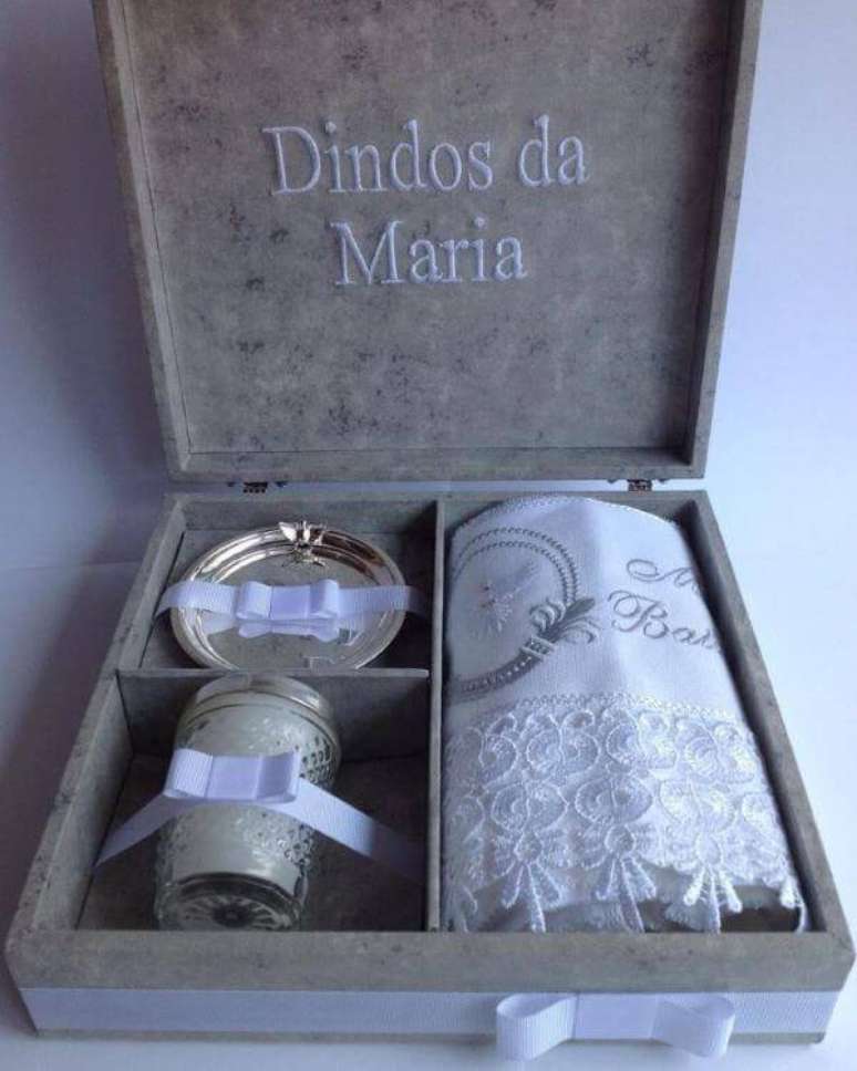 64. Lembrancinha de batizado para padrinho com cores neutras &ndash; Foto: Art In The Box Gi Almeida