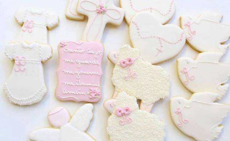 79. Que tal personalizar os doces do batizado e entregar de lembrancinha? &ndash; Via: Bibidi Biscoitos