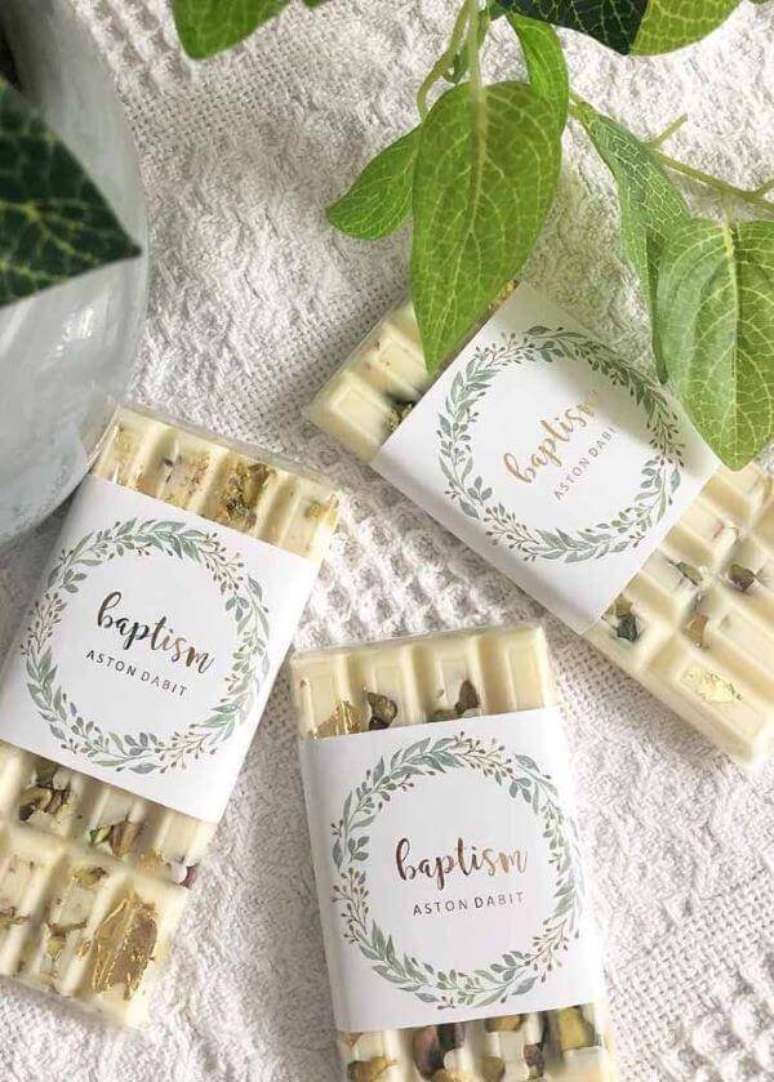 14. Lembrancinha de batizado com chocolate branco &ndash; Via: Decor F&aacute;cil