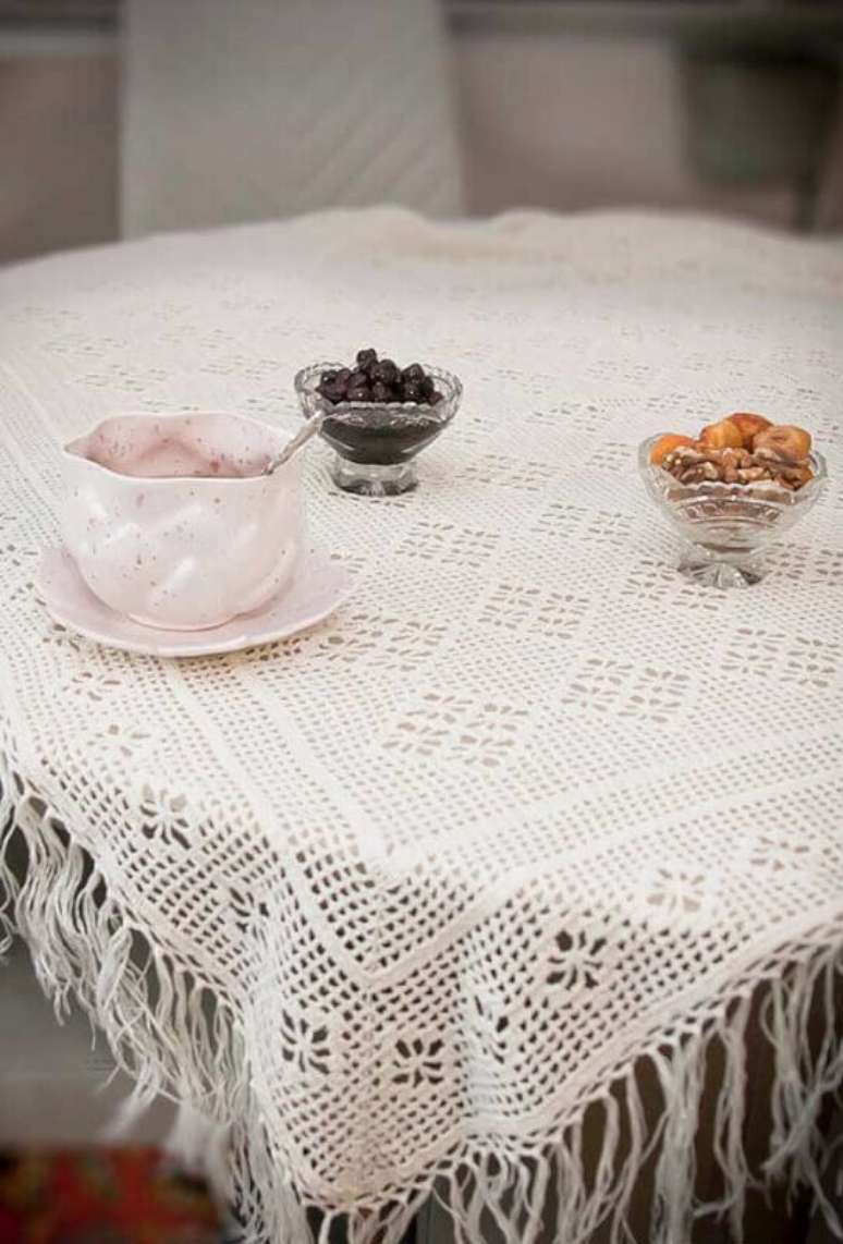 27. Modelo de toalha de mesa de crochê com franjas