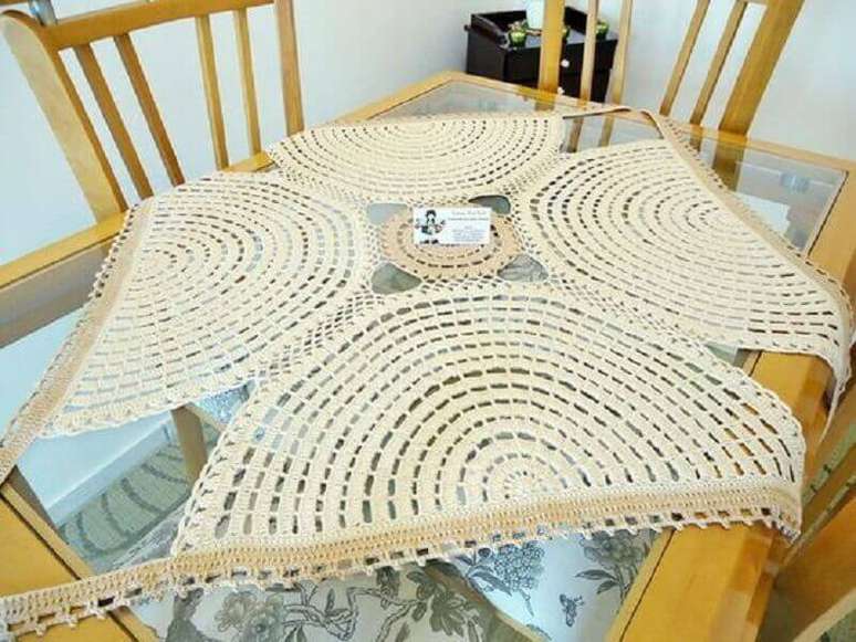 28. Modelo de toalha de mesa de crochê quadrada com design diferente