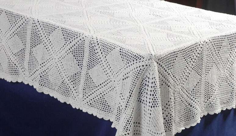 33. Modelo simples de toalha de mesa de crochê quadrada