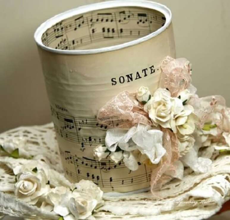 76. Decore as latas de alum&iacute;nio com a t&eacute;cnica de decoupage. Fonte: Pinterest