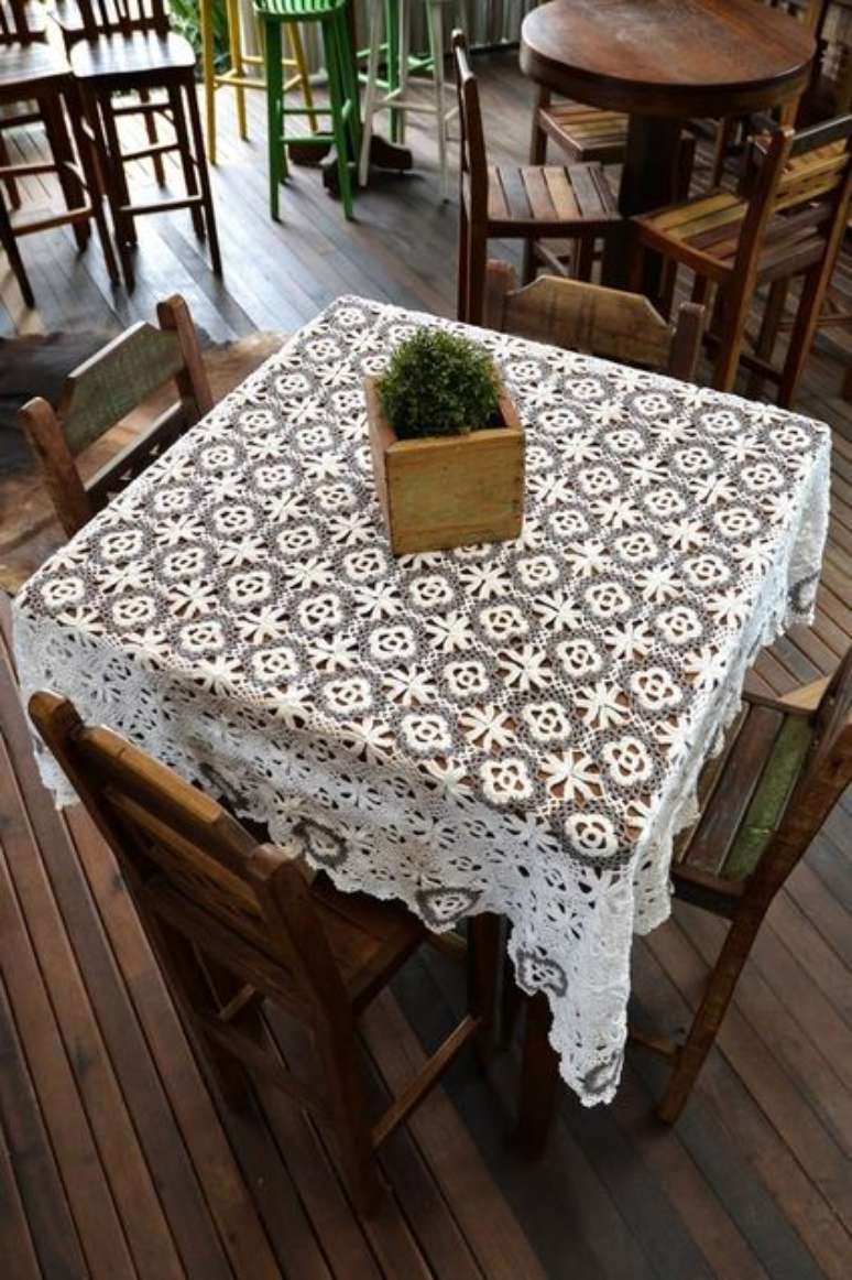 52. A toalha de mesa de crochê pode ter muitos detalhes. Foto: Armarinho São José