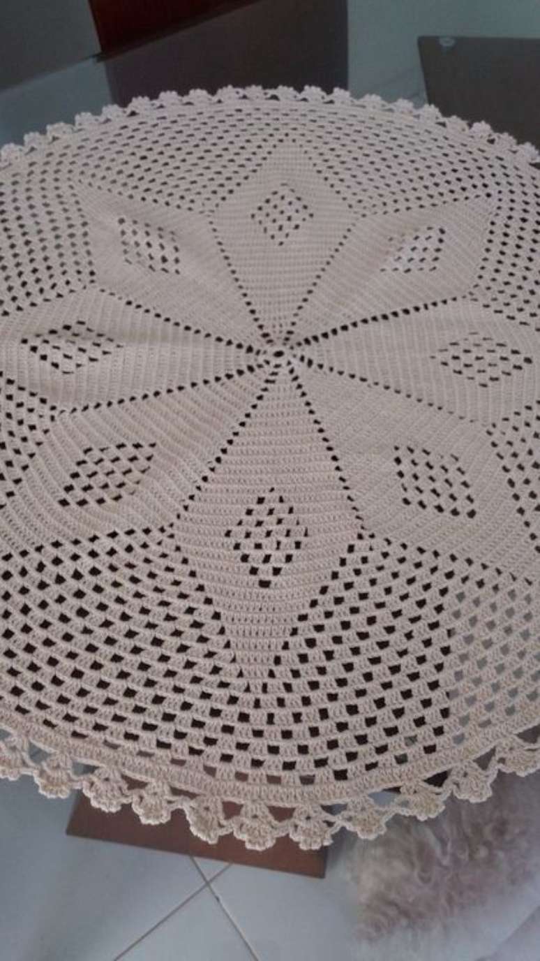 60. A toalha de mesa de crochê branca é delicada. Foto: Pinterest