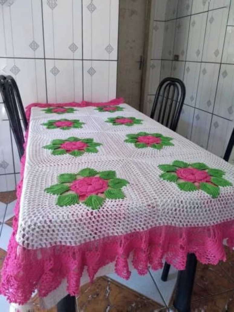 50. A toalha de mesa de crochê pode ter diferentes cores. Foto: Magazine Feminina