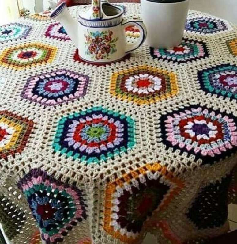 57. A toalha de mesa de crochê pode ter muitas cores. Foto: Crochê Todo Dia