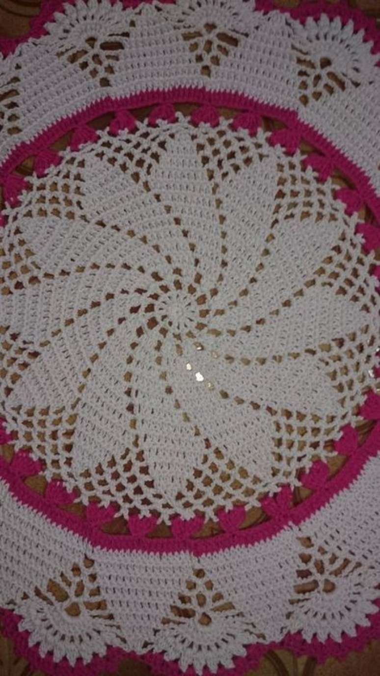 54. A toalha de mesa de crochê costuma ser no formato de flores. Foto: Elo7