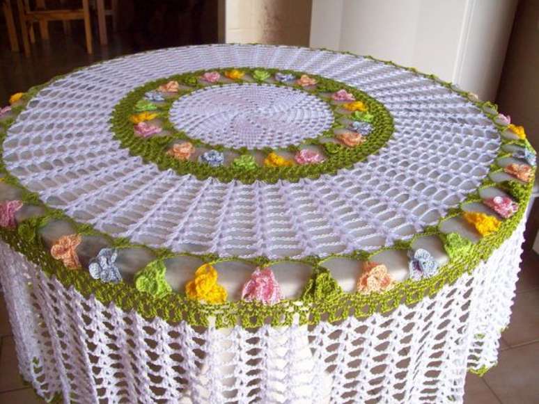 46. A toalha de mesa de crochê pode ter diferentes designs. Foto: Elo7