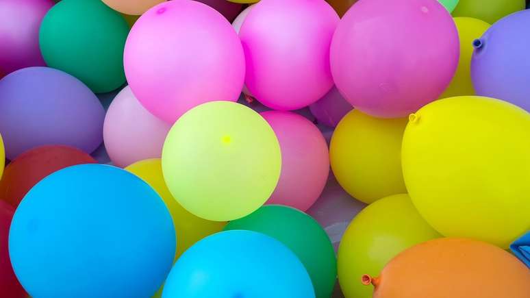 Quando um balão explode, ele espalha partículas de látex