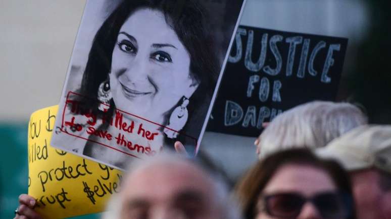 Manifestantes seguram uma foto da jornalista assassinada Daphne Caruana Galizia
