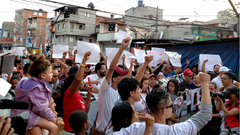 Manifestantes agitaram lenços brancos e exibiram cartazes durante passeata de Paraisópolis à sede do governo