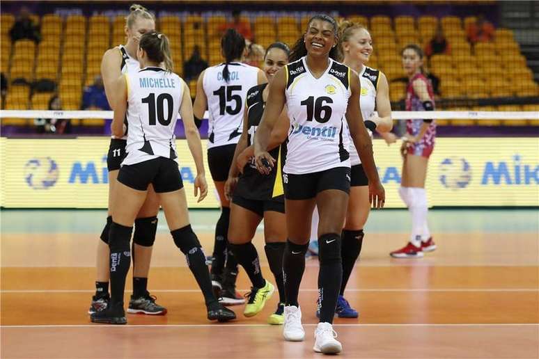 Jogadoras do Praia Clube comemoram ponto em vitória sobre o Altay Volleyball Club, do Casaquistão