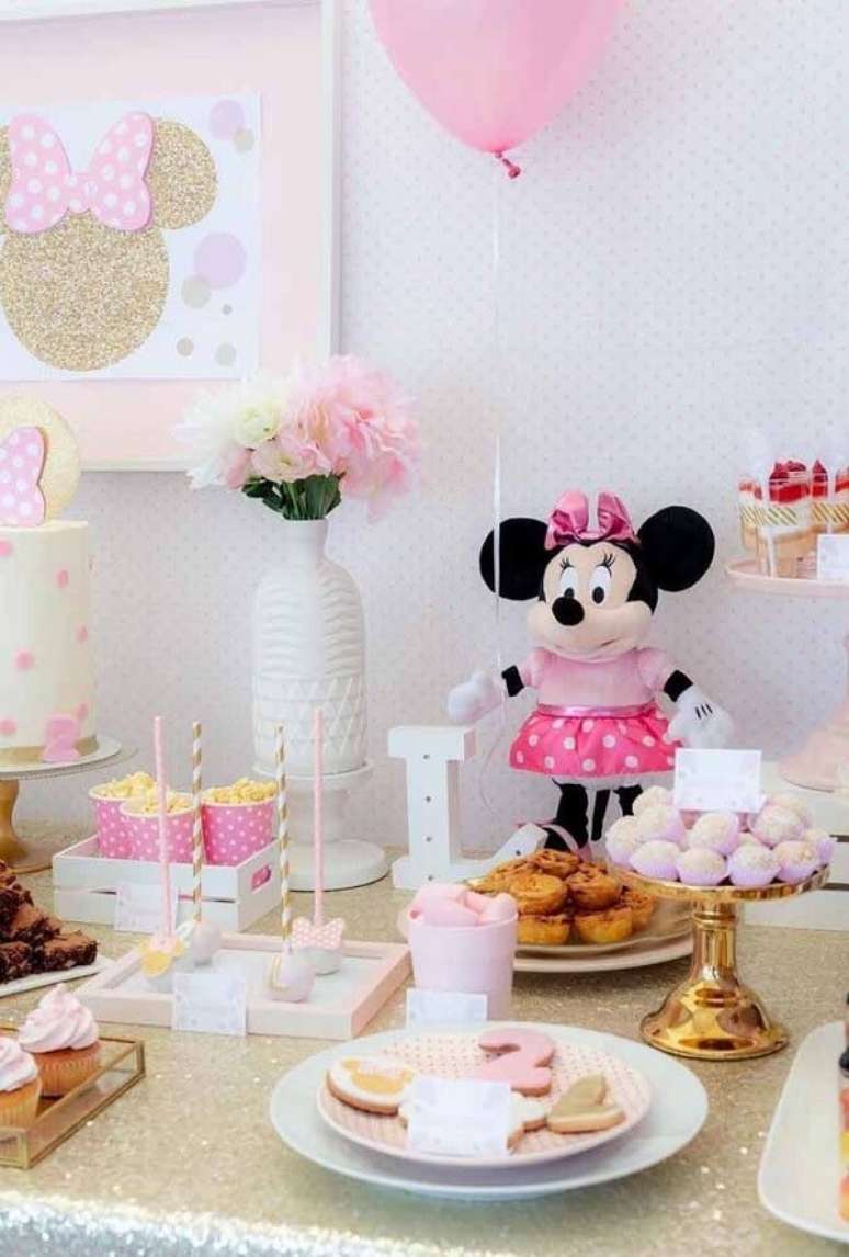 105 – Utilize ursinho de pelúcia da minnie para decorar a mesa. Fonte: Pinterest