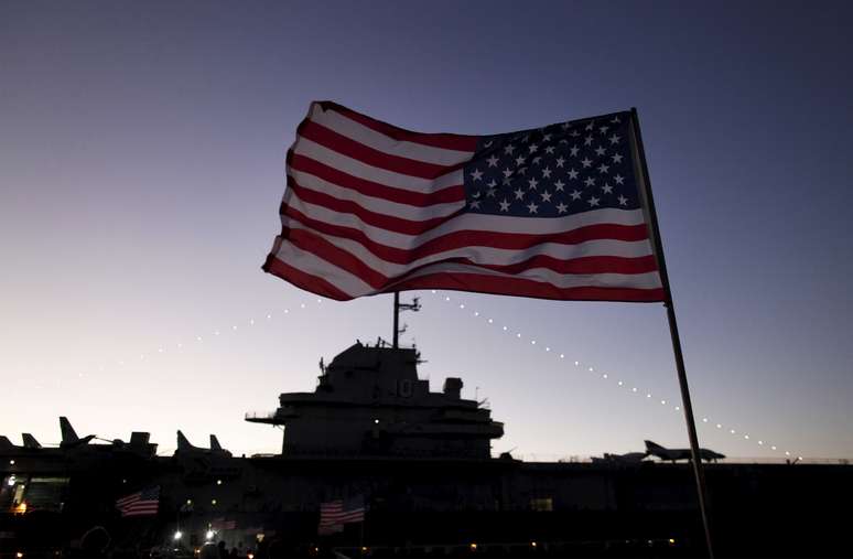 Bandeira dos EUA a bordo de navio da Marinha norte-americana
07/12/2015
REUTERS/Randall Hill/Files