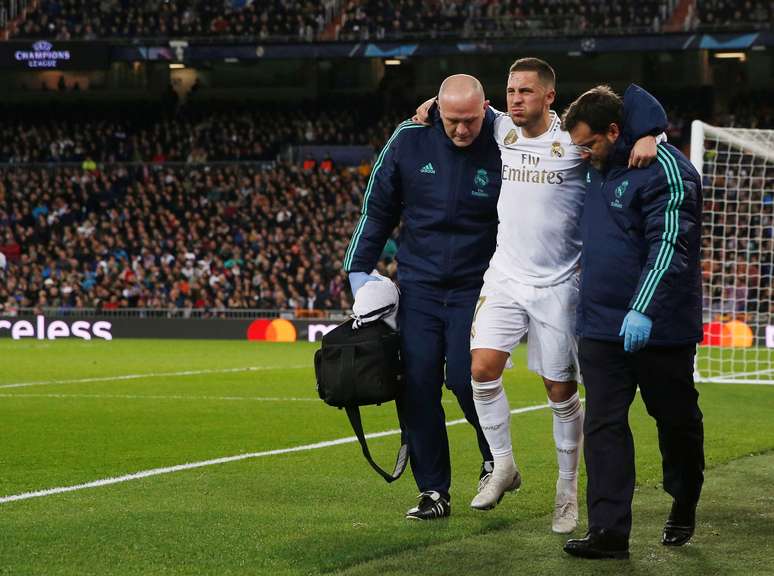  Eden Hazard &eacute; atendido ap&oacute;s sofrer les&atilde;o  26/11/2019 REUTERS/Susana Vera